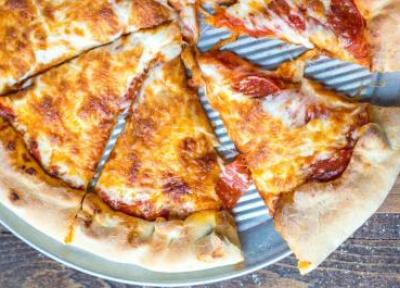 طرز تهیه پیتزا ساده با پنیر رومانو و موزارلا